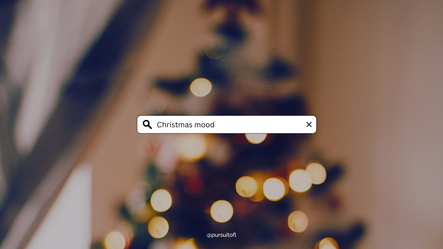 Warm and cozy bokeh desktop wallpaper with Christmas lights with a search bar reading 'Christmas mood,' perfect for festive inspiration.